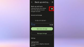 「バックアップと同期」オプションがオンになっている、Android スマートフォンの「Google フォト」アプリのスクリーンショット