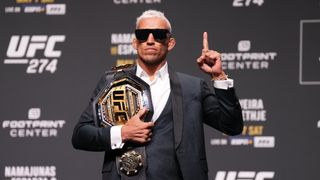 UFCチャンピオンベルトを持ってポーズをとるチャールズ・オリベイラ