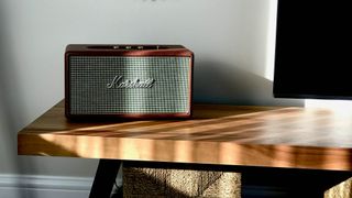 テーブルの上のBluetoothスピーカー