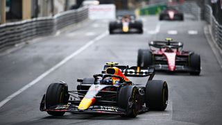 (11) Oracle Red Bull Racing RB18を運転するメキシコのセルジオ・ペレスがグランプリをリード