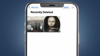 最近削除された iPhone の写真が表示された iPhone 画面