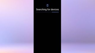 Android スマートフォンの「設定」アプリのスクリーンショット。 「デバイスを検索しています」というメッセージが表示されます。