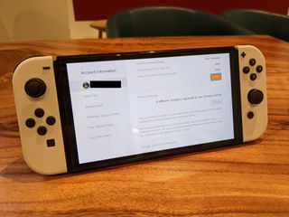 eショップ設定でプライマリコンソールのステータスを確認する方法を示すデスクのスイッチオン
