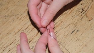 糸の端に結び目を作る