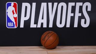 NBA プレーオフのロゴの隣にバスケットボールが置かれています