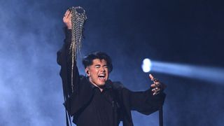 オーストラリア入国時のパフォーマンス中のシェルドン・ライリー