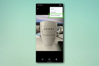 Google の Safe フォルダーに画像を保存する方法を示す Future PLC マグカップの画像