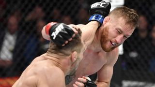 UFCの試合中にパンチするジャスティン・ゲイジー