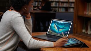 ラップトップとタブレットを使用する女性