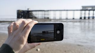写真スタイルモードでiPhoneを持つ手