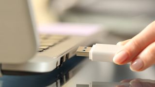 Windows 10 のインストール方法: BIOS/UEFI のインストール メディアから起動します。