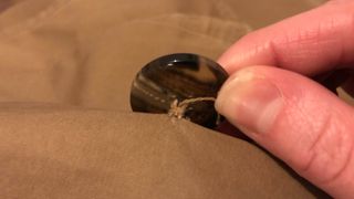 ボタンの下のシャンク