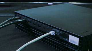 この画像の左側にある電源ケーブルと HDMI ケーブルは、それぞれコンソールを電源とテレビに接続します。 イーサネットケーブルはオプションの追加です