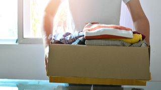 洋服の箱を持っている男性