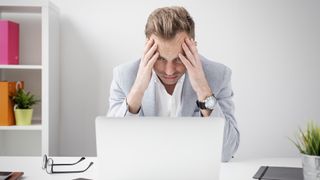 ノートパソコンがマルウェアに感染していると疑ってストレスを感じている人