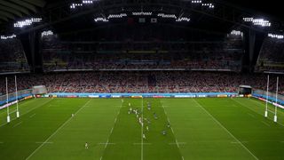 ラグビーの試合中の豊田スタジアム内の全景