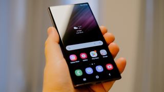 Android で安全なフォルダーを有効にする方法に関する記事を表す Samsung Galaxy S22 Ultra