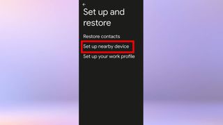 Android スマートフォンの「セットアップと復元」メニューのスクリーンショット。 「近くのデバイスをセットアップ」オプションが強調表示されます。