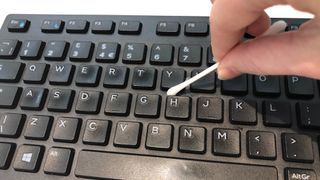 キーボードのキーの間を掃除する綿棒