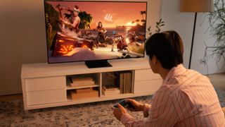 Samsung スマート TV で Xbox Cloud Gaming 経由で Sea of​​ Thieves をプレイしている人