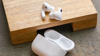 木の表面上の Apple AirPods Pro
