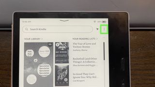 3 つの点ボタンが強調表示された Kindle Oasis。