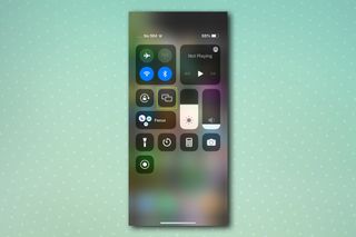 iPhone コントロール センター画面。iPhone 画面を PC にミラーリングする方法を示しています。