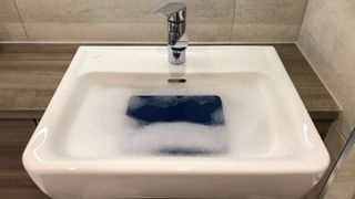 シンク内の石鹸水に浸されたマウスパッド