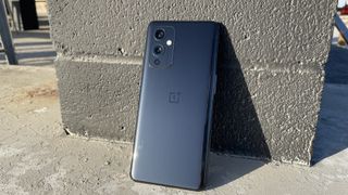 壁に立てかけたOnePlus 9の背面