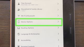 「デバイス オプション」が強調表示された Kindle Oasis