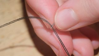 針に糸を通す