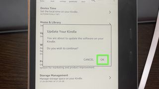 Kindle の更新画面で「OK」が強調表示された Kindle Oasis