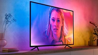 テレビに適用された Philips Hue グラデーション ライトストリップ