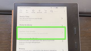 「Kindle を更新する」が強調表示され、グレー表示になっている Kindle Oasis。