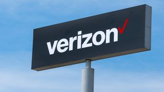 青空を背景に表示された Verizon のロゴ