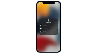 音声分離技術を表示する白い背景の上の Apple iPhone