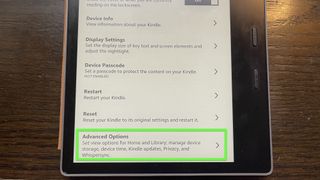 「詳細オプション」が強調表示された Kindle Oasis。