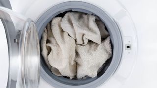 白いタオルが詰まった洗濯機