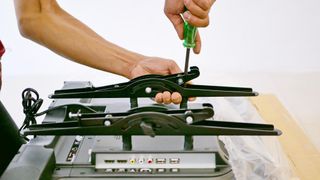 テレビを壁に取り付ける方法