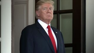 赤いネクタイのドナルド・トランプ