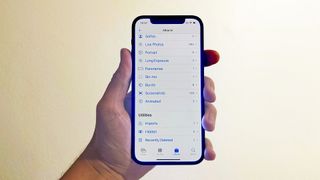 iPhoneを持つ手