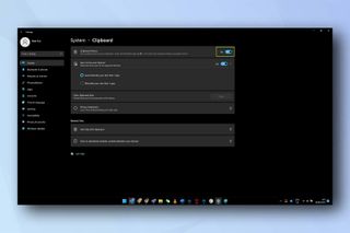Windows 11 のクリップボード設定メニュー。Windows でクリップボード履歴を有効にする方法を示しています。