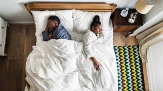 マットレスを交換する時期: 夫婦が別々の方向を向いてベッドで寝ている場合
