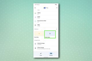 「安全なフォルダー」ボタンが強調表示された「ファイル」メニューの画像