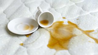 白いマットレスに紅茶がこぼれている画像
