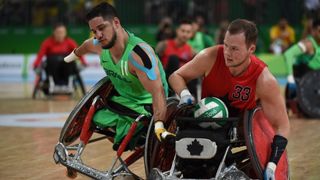パラリンピックで車いすラグビーをプレーする選手たち