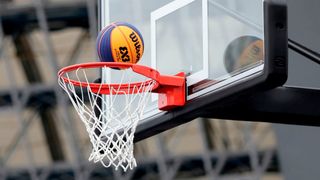 2021年5月16日に東京の青海アーバンスポーツパークで行われた3x3バスケットボールオリンピックテストイベントの男子準決勝戦の全体風景