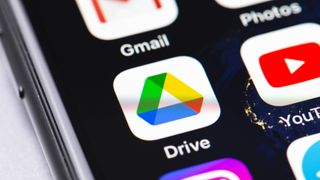 Google ストレージの使用状況を確認する方法 — Google ドライブ アプリのアイコンが表示されている携帯電話のショット