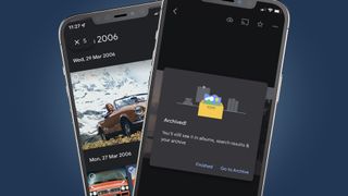 Google フォト アーカイブ メニューを表示している 2 台のスマートフォン