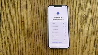 Wi-Fi ネットワークを設定してデータとアプリを iPhone 13 に転送します